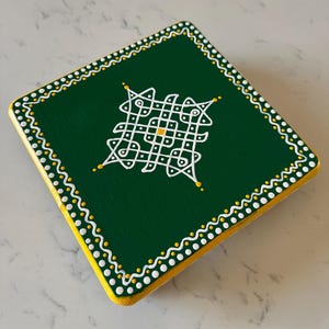 "Handbemaltes Kolam Pooja ""Chowki"" in Indien (22cm x 20cm)"