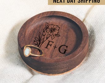 Custom Round Wood Ring Dish, Valentines Gift for Her, Engagement Ring Holder, Wedding Ring Dish, Wedding Gift, 5th Anniversary Gifts