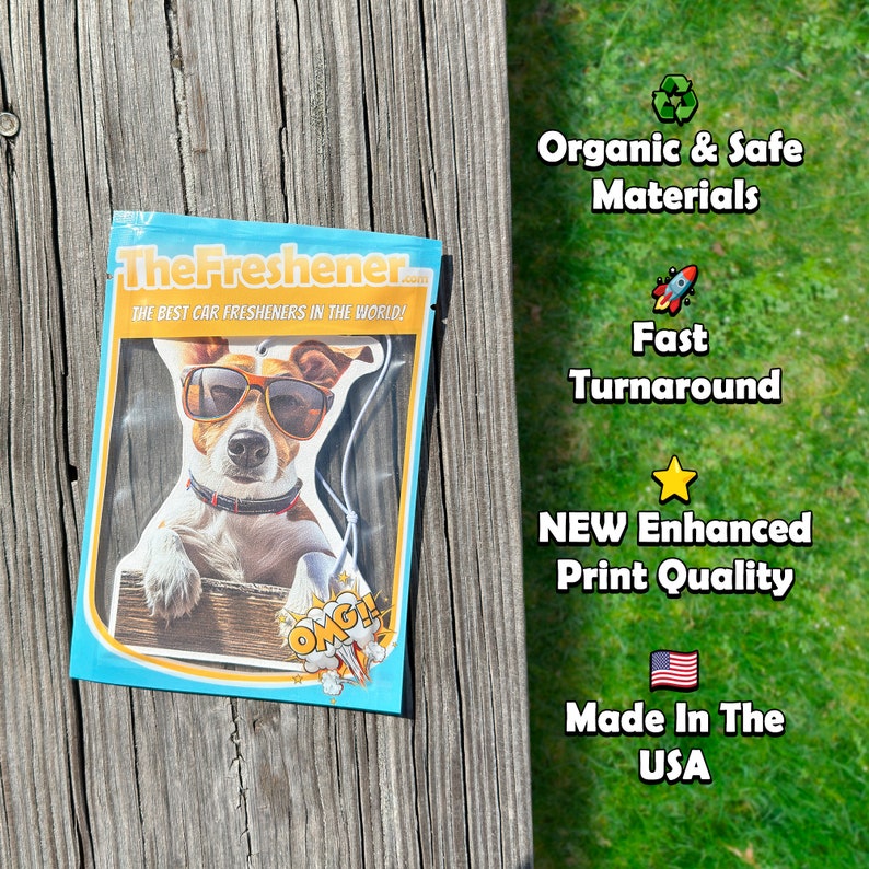 Puede incluir: Un ambientador de coche blanco y azul con un perro de dibujos animados que lleva gafas de sol y un collar rojo. El embalaje tiene el texto "The Freshener" y "The Best Car Fresheners in the World!" y el texto "OMG!" en un bocadillo.