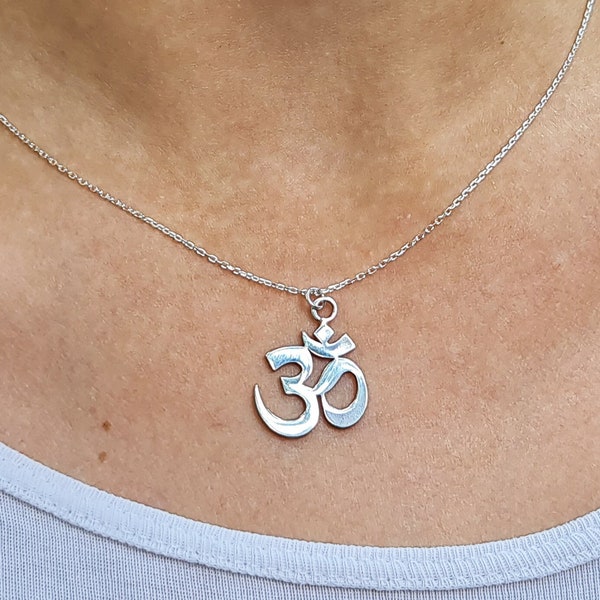 Collier yoga om en argent fait main, bijoux spirituels, breloque méditation, collier yoga unisexe, cadeau pour amateur de yoga, breloque symbole yoga