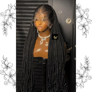 Könnte beinhalten: Schwarze geflochtene Perücke mit Spitzenfront, auf einem Schaufensterkopf präsentiert. Die Perücke hat lange, gedrehte Zöpfe und einen natürlich aussehenden Haaransatz. Eine Perlenkette und ein Logo sind ebenfalls sichtbar.