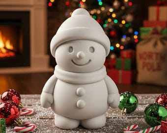 Könnte beinhalten: Eine weiße Schneemannfigur mit Hut, Schal und Knöpfen, die auf einer Holzoberfläche steht. Weihnachtskugeln und Zuckerstangen umgeben den Schneemann. Ein Weihnachtsbaum und ein Kamin befinden sich im Hintergrund.