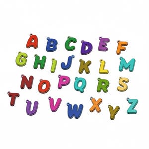 Puede incluir: Un alfabeto completo de colgantes de letras 3D coloridas, cada una con un pequeño lazo en la parte superior. Las letras son de varios colores, incluyendo rojo, azul, verde y amarillo, y están dispuestas alfabéticamente sobre un fondo blanco.