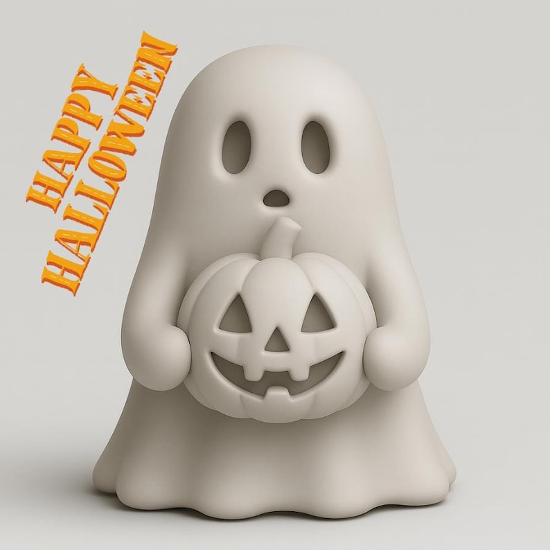 Puede incluir: Una figura de fantasma blanco sosteniendo una calabaza tallada. El fantasma tiene grandes ojos ovalados y una expresi&oacute;n de sorpresa. Las palabras "HAPPY HALLOWEEN" est&aacute;n impresas en naranja en diagonal en la imagen. Decoraci&oacute;n de Halloween.