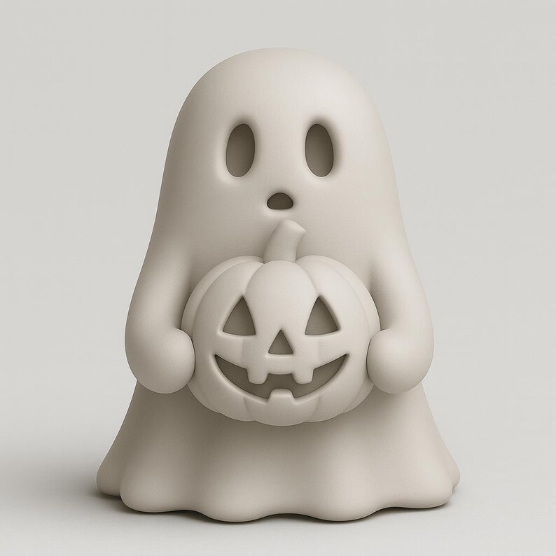 Puede incluir: Figura de fantasma de Halloween de color beige claro sosteniendo una calabaza tallada. El fantasma tiene ojos ovalados y una expresi&oacute;n de sorpresa. La calabaza tiene una cara tallada con ojos triangulares y una boca sonriente. Decoraci&oacute;n festiva.