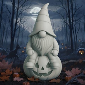 Peut inclure: Une figurine de gnome blanc avec une longue barbe et un chapeau pointu est assise sur une citrouille sculptée avec un visage de jack-o'-lantern. L'arrière-plan présente une scène de forêt effrayante avec une pleine lune, des arbres nus et des citrouilles éparpillées, pour Halloween.