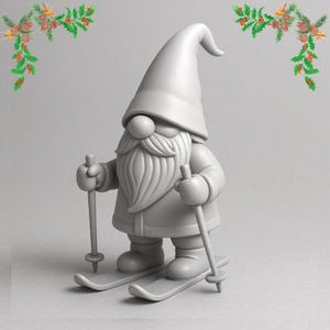 Può includere: Statuina di gnomo grigio sugli sci, con bastoncini da sci. Lo gnomo ha una lunga barba, un naso grande e un cappello a punta. Decorazione invernale o festiva.