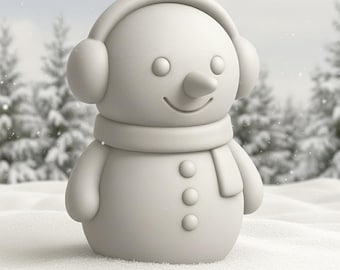 Op de afbeelding: Een grillig sneeuwpopfiguur met een wortelneus, knoopogen en een lachende mond. De sneeuwpop draagt een oorwarmer en een sjaal en heeft drie knopen op de voorkant. De achtergrond toont een besneeuwd bos.