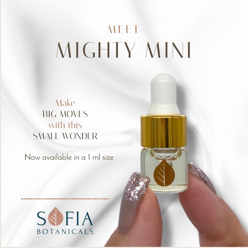 Op de afbeelding: Een kleine glazen fles met een gouden dop en een witte druppelaar, vastgehouden door een hand met glinsterende nagels. De fles bevat een heldere vloeistof en een bladlogo. Tekst: "MIGHTY MINI" en "SOFIA BOTANICALS".