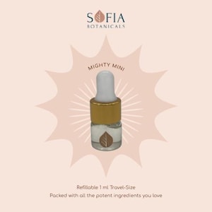 Op de afbeelding: Een kleine, heldere glazen fles met een witte druppelaar en gouden dop, met het label "MIGHTY MINI". De fles bevat een vloeistof en een bladlogo. De tekst "SOFIA BOTANICALS" staat bovenaan. De tekst "Refillable 1 ml Travel-Size" staat onderaan.