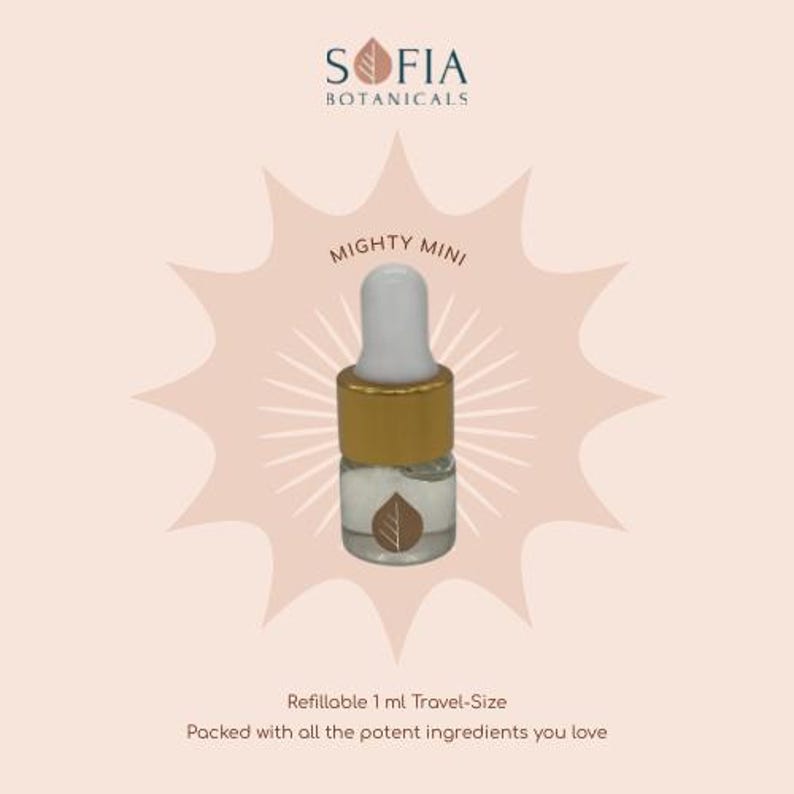 Op de afbeelding: Een kleine, heldere glazen fles met een witte druppelaar en gouden dop, met het label "MIGHTY MINI". De fles bevat een vloeistof en een bladlogo. De tekst "SOFIA BOTANICALS" staat bovenaan. De tekst "Refillable 1 ml Travel-Size" staat onderaan.