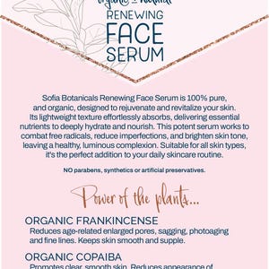 Op de afbeelding: Een roze en witte advertentie voor Sofia Botanicals Renewing Face Serum. De tekst bevat "organic + natural", "FACE SERUM" en beschrijvingen van de voordelen van het product, waaronder het verminderen van onvolkomenheden.