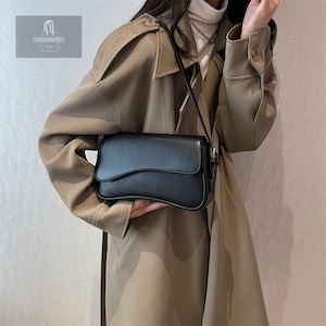 Vintage-Inspired Leather Crossbody Bag,
Designer Female Handbag,
Small Flap Shoulder Purse,
Armpit Handbag for Women,
Vintage Style Shoulder Bag,
Classic Leather Purse,
Fashionable Armpit Bag