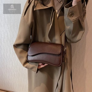 Vintage-Inspired Leather Crossbody Bag,
Designer Female Handbag,
Small Flap Shoulder Purse,
Armpit Handbag for Women,
Vintage Style Shoulder Bag,
Classic Leather Purse,
Fashionable Armpit Bag