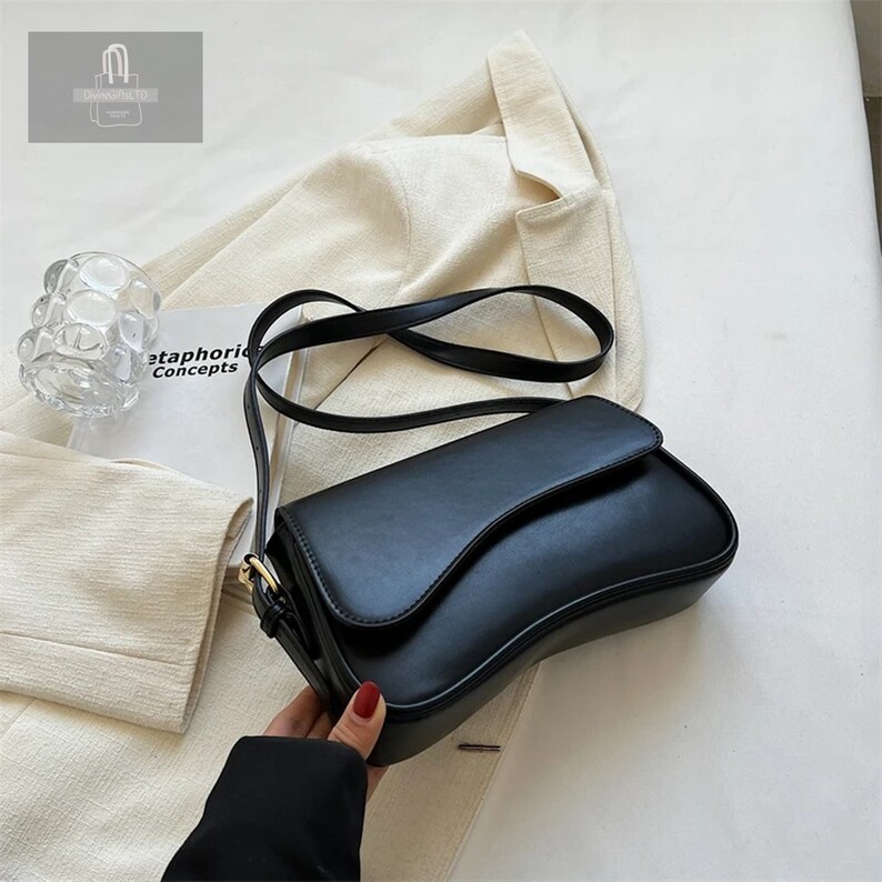 Vintage-Inspired Leather Crossbody Bag,
Designer Female Handbag,
Small Flap Shoulder Purse,
Armpit Handbag for Women,
Vintage Style Shoulder Bag,
Classic Leather Purse,
Fashionable Armpit Bag
