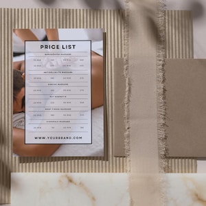 Könnte beinhalten: Eine schwarz-weiße Preisliste für Massage-Dienstleistungen. Die Liste enthält Preise für schwedische, tiefe Gewebe-, Hot Stone- und Schwangerschaftsmassagen. Der Text am unteren Rand der Liste lautet "www.yourbrand.com".
