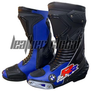 Könnte beinhalten: Paar schwarze und blaue Motorradstiefel. Die Stiefel haben einen blauen unteren Bereich mit Reißverschluss und einen schwarzen oberen Bereich mit Schutzplatten. Die Stiefel zeigen das BMW-Logo und die Buchstaben "SR" in Rot und Blau.