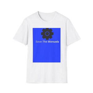 Può includere: T-shirt bianca con un quadrato blu con un ingranaggio nero e la scritta "Save The Manuals". La maglietta è realizzata in un materiale morbido e confortevole.