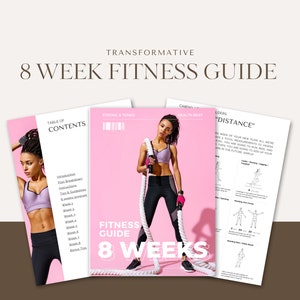 Op de afbeelding: Een roze en witte fitnessgids met de titel "8 Week Fitness Guide" en de woorden "Strong & Toned" en "Fitness Guide 8 Weeks" op de omslag. De gids toont een vrouw in een roze sportbeha en zwarte leggings die een touw vasthoudt.