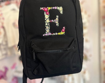 Mochila con letras y flores bordadas: bolsa de guardería personalizada