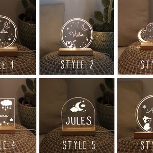 Puede incluir: Seis estilos diferentes de luces nocturnas personalizadas con varios dise&ntilde;os, que incluyen un gato, una nube, una luna creciente y estrellas. Cada luz presenta un nombre y una base de madera.