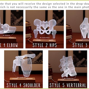 Puede incluir: Cinco estilos diferentes de modelos anat&oacute;micos de huesos humanos impresos en 3D, que incluyen el codo, las caderas, la rodilla, el hombro y la columna vertebral. Cada modelo est&aacute; iluminado desde abajo, creando un efecto brillante. Los modelos se muestran en bases de madera con el texto "Dr. Carola Lee" impreso en cada base.