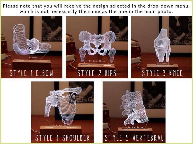 Puede incluir: Cinco estilos diferentes de modelos anat&oacute;micos de huesos humanos impresos en 3D, que incluyen el codo, las caderas, la rodilla, el hombro y la columna vertebral. Cada modelo est&aacute; iluminado desde abajo, creando un efecto brillante. Los modelos se muestran en bases de madera con el texto "Dr. Carola Lee" impreso en cada base.