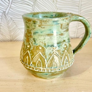 Vintage Green Studio Pottery Mug, Hand-Carved Ceramic Coffee Cup – Rustic Farmhouse Style