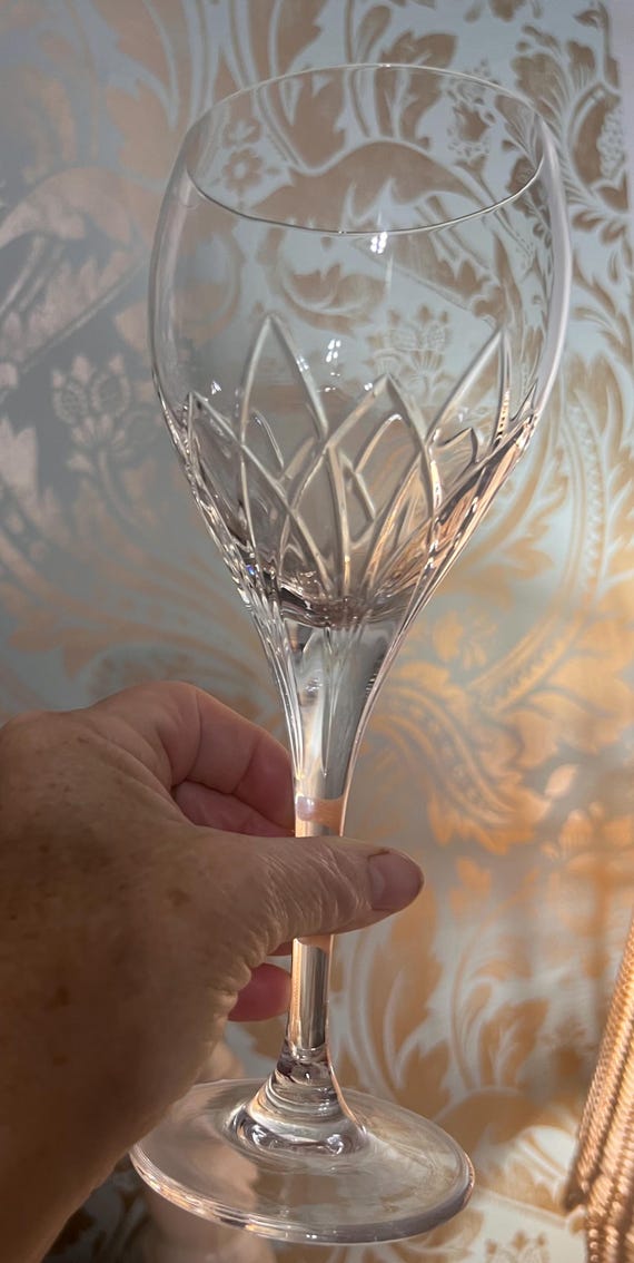Vintage Kristall Weingläser 2er Set, geschliffene Kristallkelche, geätztes Blumenmuster, elegante Stemware, Hochzeit Toast Gläser, Tischdekoration