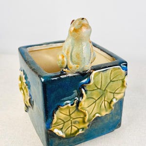 Może przedstawiać: Rustykalny drewniany znak z napisem "Welcome to our home" w białych literach. Znak ma postarzaną powierzchnię i prosty, zachęcający design, idealny do dekoracji wejścia.