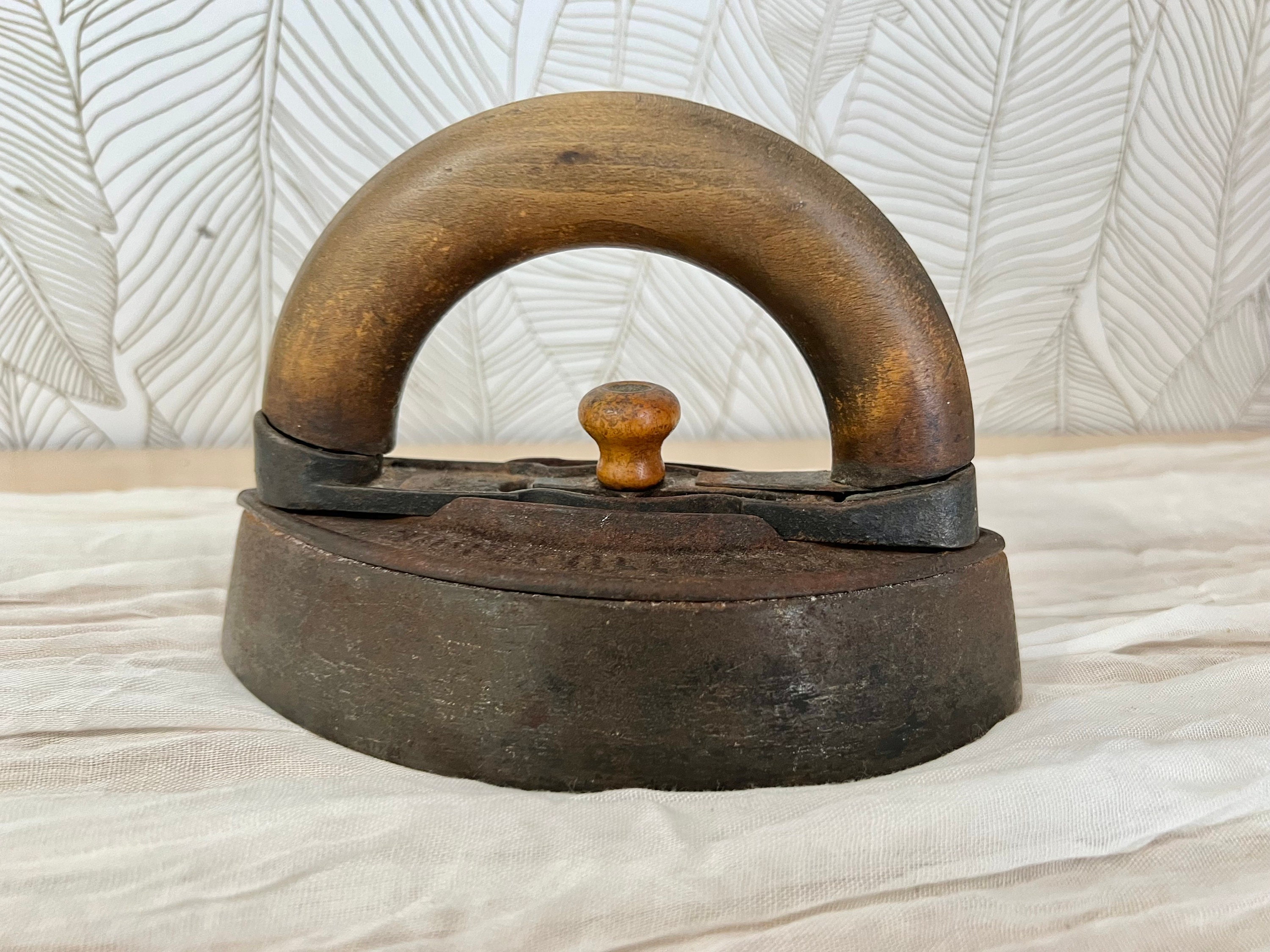 FER À REPASSER, Petit Fer à Braise en Fonte, Griffon, Suisse, 1900