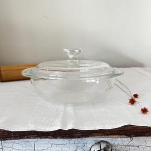 Vintage Pyrex gryta i klarglas med lock, bakredskap i mitten av århundradet