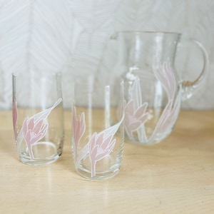 MCM Glaskrug-Set mit rosa Krokussen und passenden Trinkgläsern