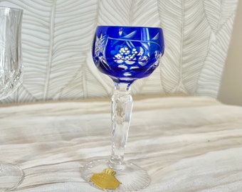 Verre à liqueur (cordial) bleu cobalt coupé à 24 % de cristal taillé à la main, technique de superposition de couleur, 4 po. de haut, Allemagne de l'Ouest