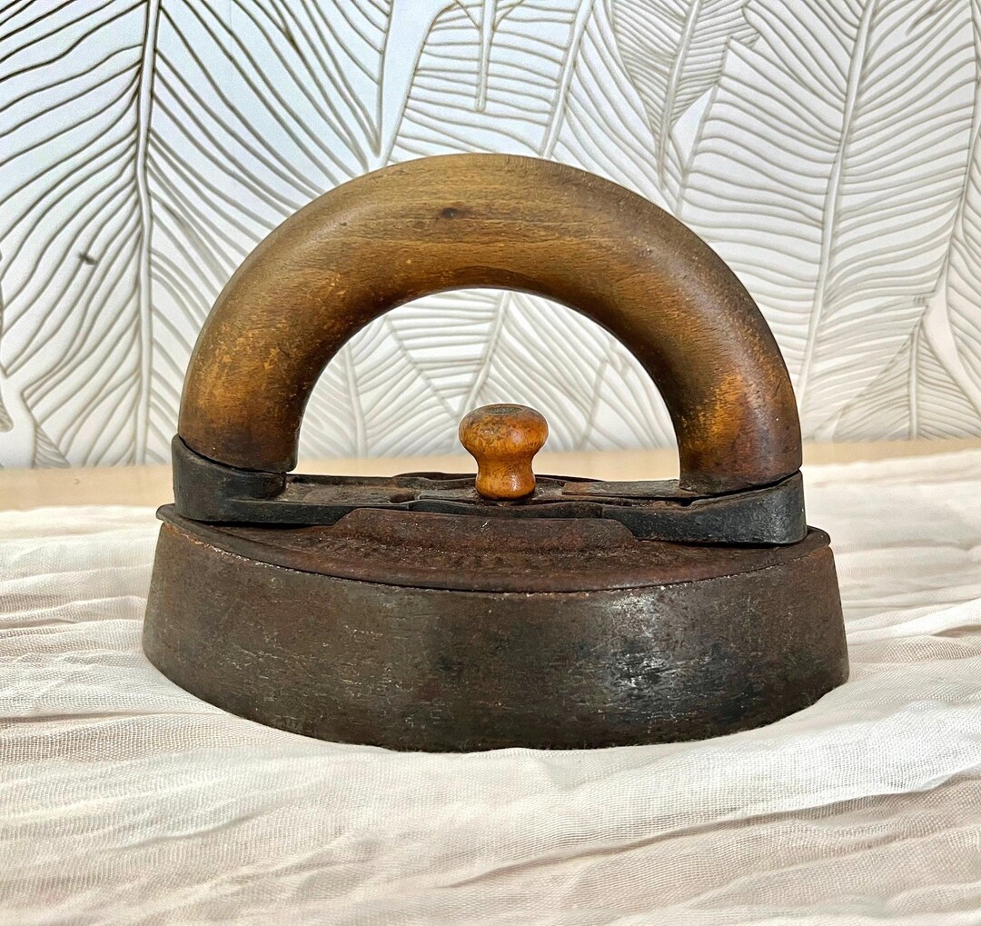 Antique Jas. Smart Mfg. Sad Iron #2, Brockville Ontario, Canadian