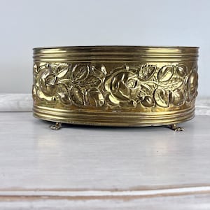 Vintage ovale messing plantenpot met pootjes, reliëf rozenmotief, 26,7 cm (10,5 inch) messing jardinière uit het midden van de 20e eeuw, metalen plantenpot op voet.