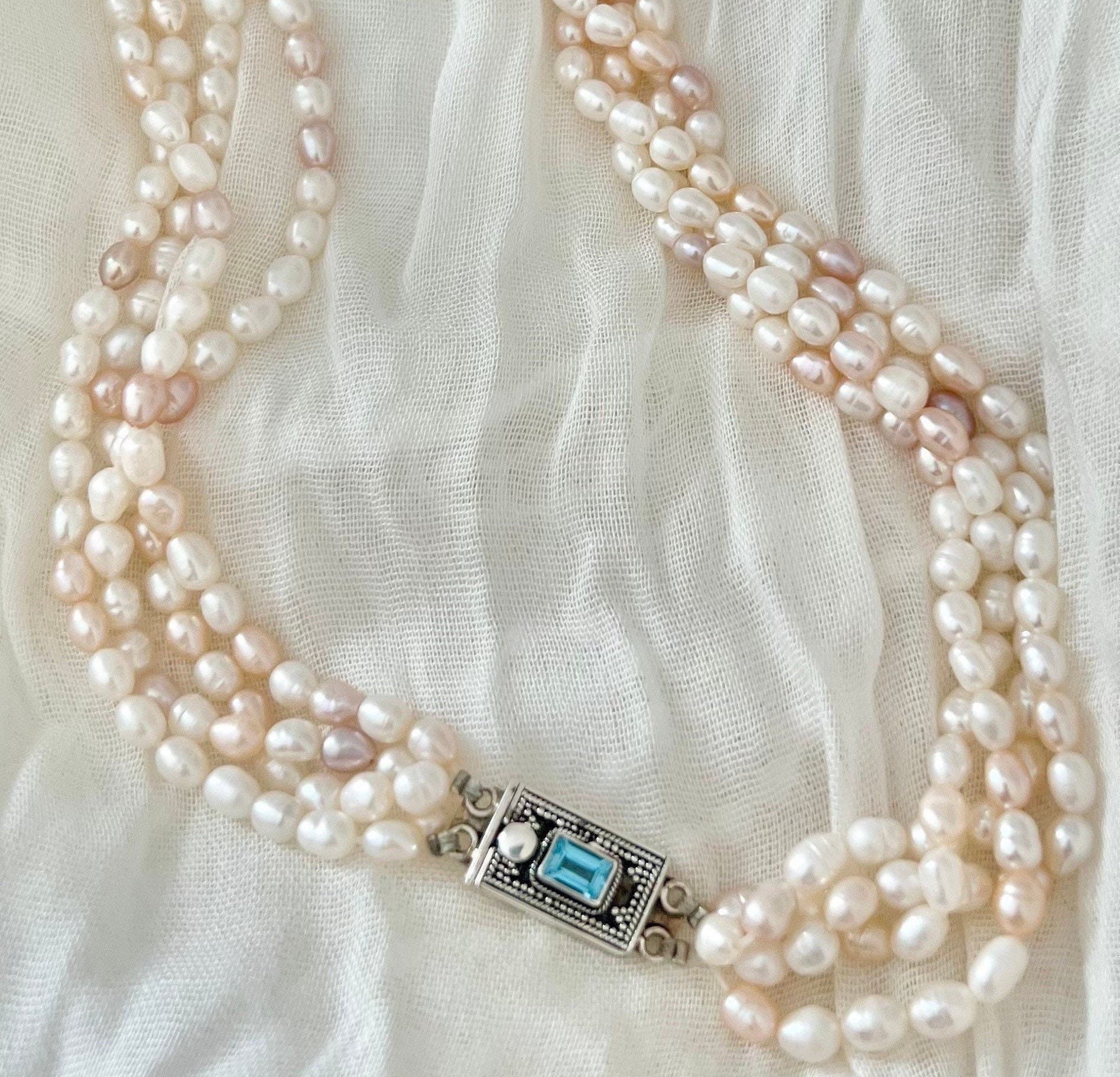 【VINTAGE HOLLYWOOD】Triple Pearl Clip Necklace VINTAGE HOLLYWOOD】Triple Pearl Clip Necklace