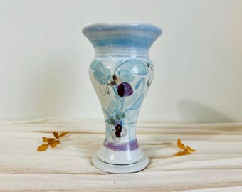 Jarrón vintage de cerámica Bloomfield, jarrón pequeño de cerámica azul pintado a mano con flores, decoración estilo cottagecore inglesa.