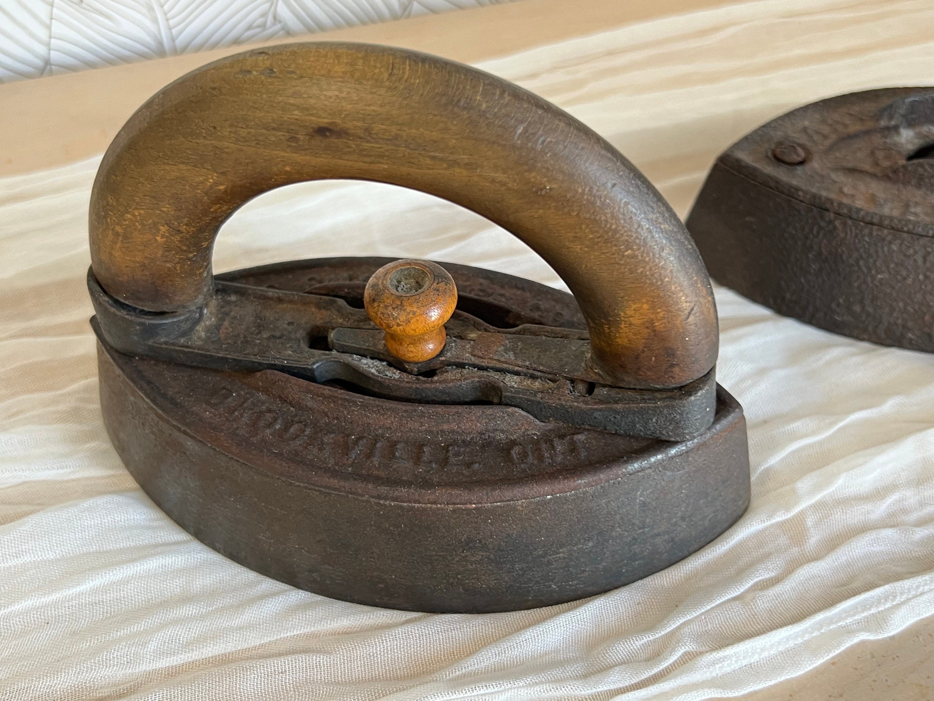 Ancien Fer à Repasser En Bois Vintage Forgan St Andrews - Collection Golf