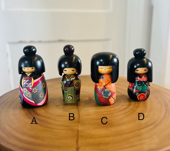 ヴィンテージの手描き木製こけし人形、コレクション価値のある彫刻木製  