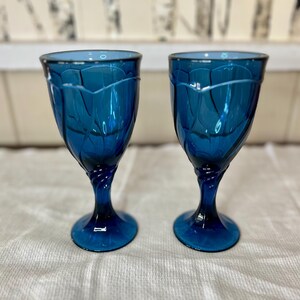 Copas de cristal azul cobalto con pedestal, estilo mediados de siglo, Noritake Sweet Swirl, juego de dos