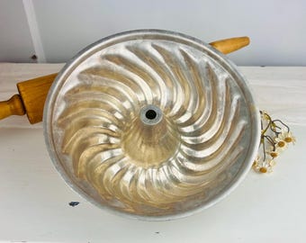 Stampo vintage in alluminio per ciambella da 1,5 litri con motivo a spirale / Stampo da forno in stile metà secolo / Stampo per gelatina, decorazione per la cucina