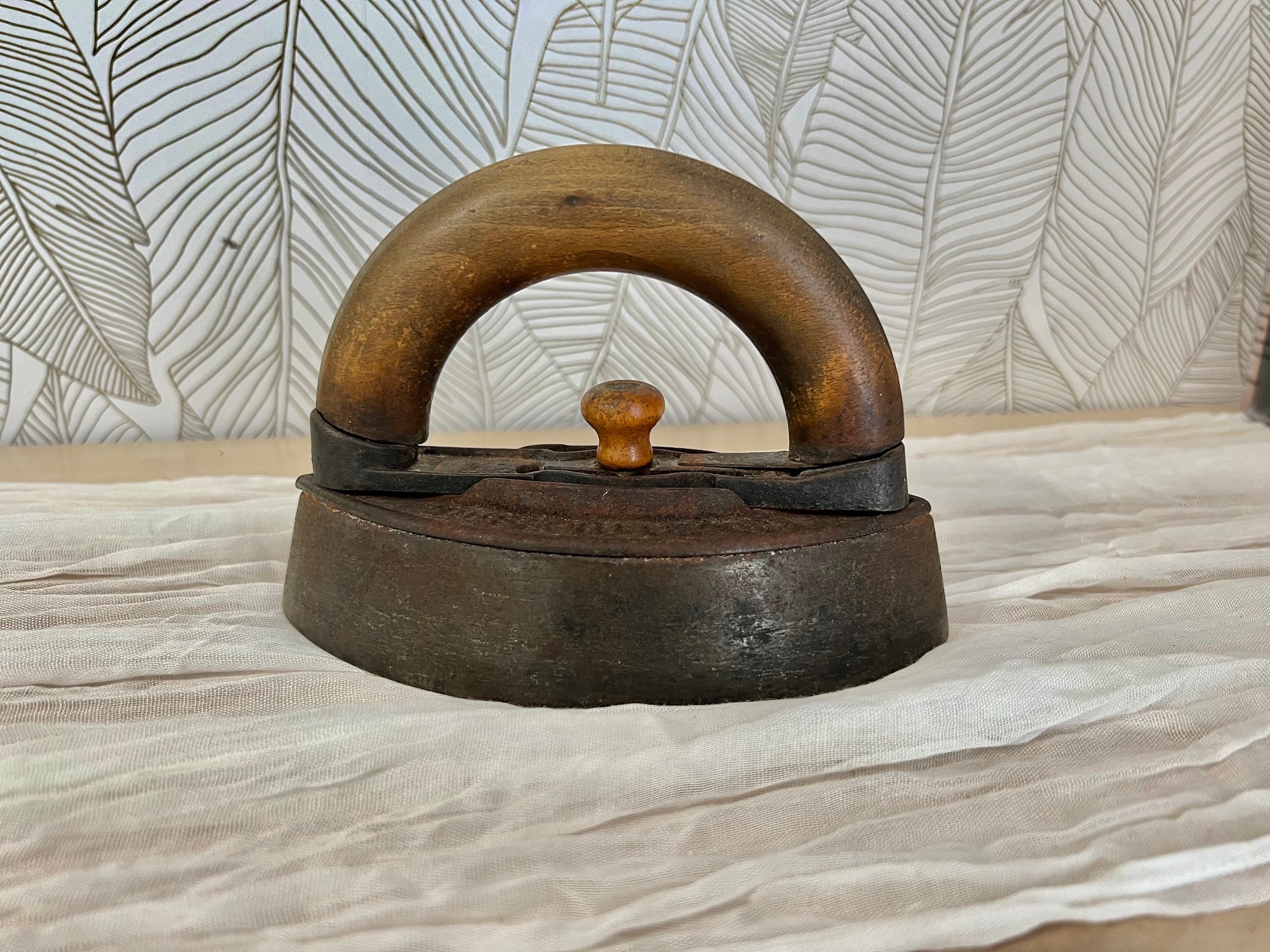 Antique 20 Lb Iron (JAS) Antique 20 Lb Iron (JAS)