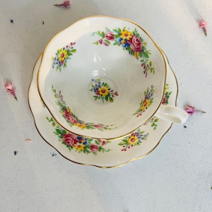 Royal Albert Bone China Teetasse und Untertasse, weiße Teetasse, Pastell Blumenstrauß, hergestellt in England, Teetassen-Set, Frühlingsteetasse, Geschenk für Sie