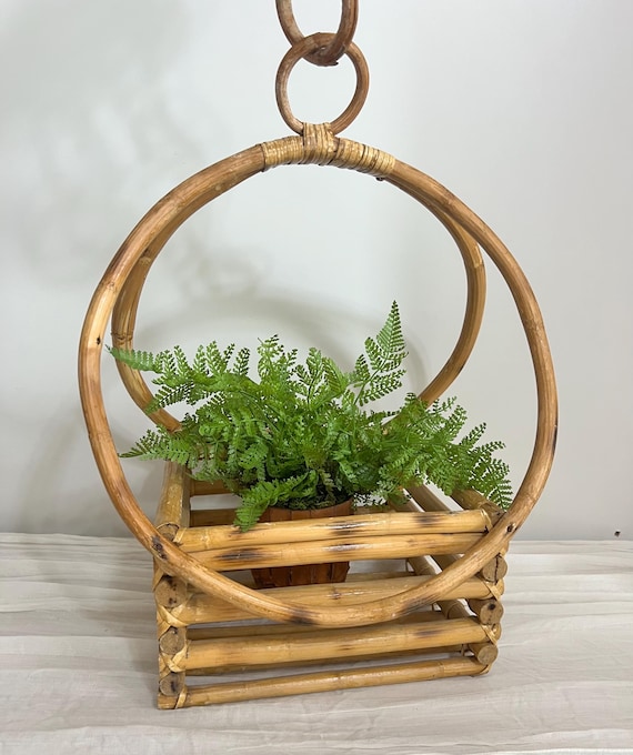 Seltener Vintage 1970er Jahre Gebrannter Bambus-Blumenampel • Ineinandergreifende Rattan-Kettenverbindung • Mid Century Boho Chic Küsten-Tiki-Hängekorb