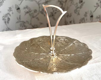 Bandeja de cerámica vintage, plato para aperitivos texturizado de mediados de siglo, mango plateado.