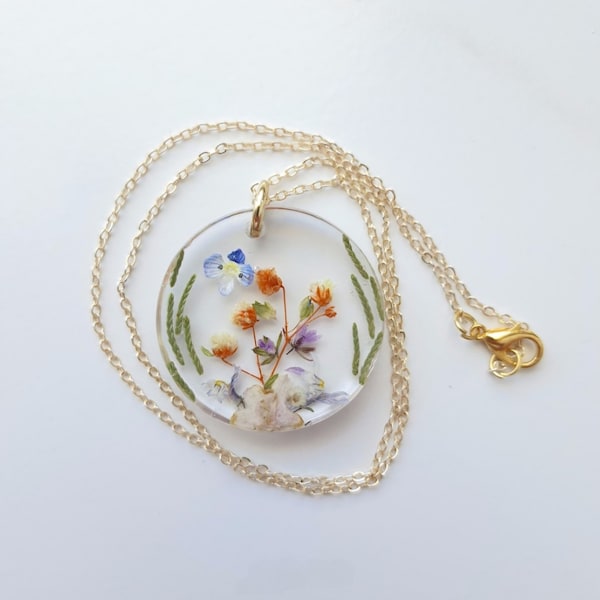 Round Resin Plant Necklace with Real Heather Flower - Unique Dry Flower Pendant, Perfect Gift for Mom