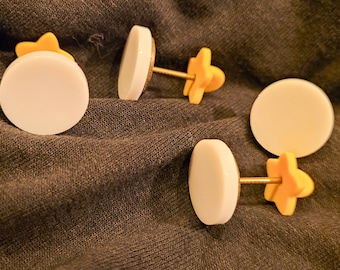 Saddle Pad Number Pins, Snow White