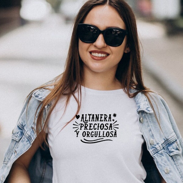 Altanera Preciosa y Orgullosa, La Bikina T-Shirt Latina, Geschenk Fans Luismi, Regalos en español 100% Baumwolle