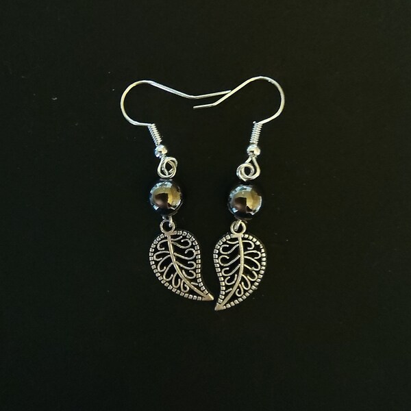 Earrings / earrings with anthracite colored pearl and leaf in silver